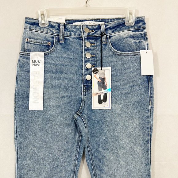 Tinseltown NEW Hi-Rise Flare Jeans Light Wash Denim Chewed Hem - Size 5/27 - Picture 3 of 8